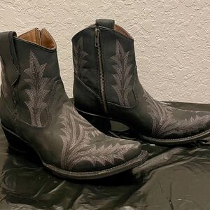 Circle G by Corral Women's Black Snip Toe Cowboy Booties